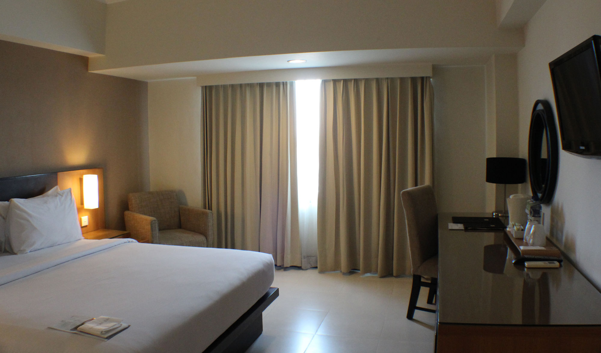 Фото Hotel Santika Pandegiling Surabaya