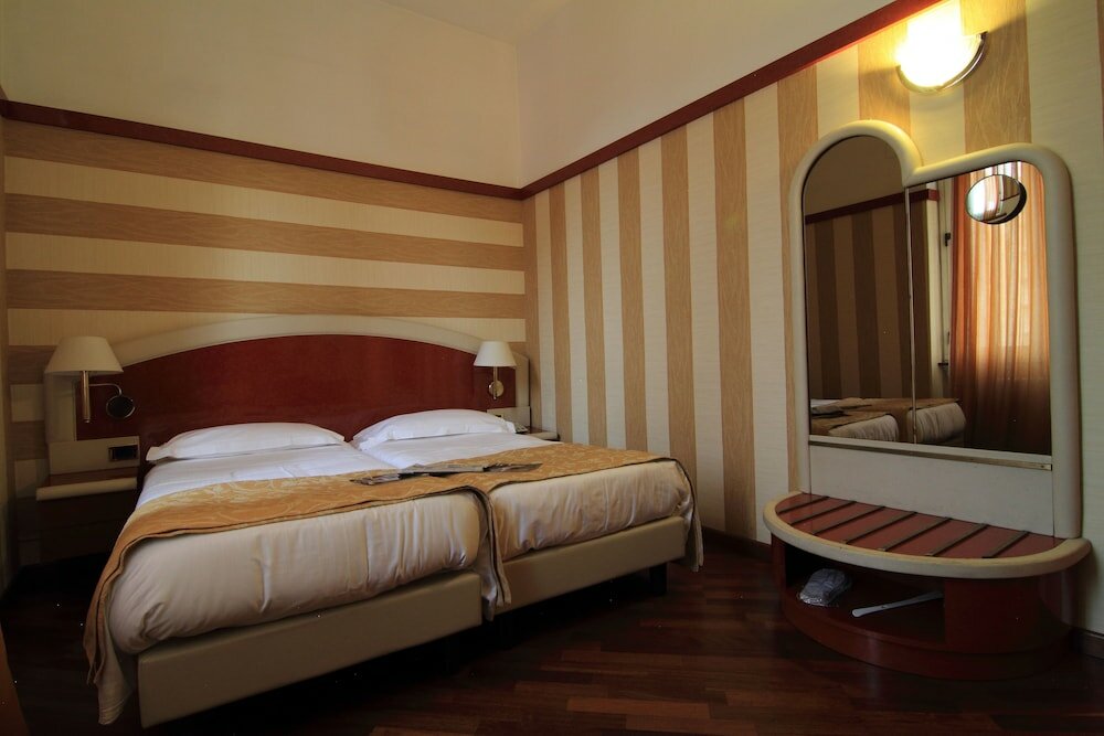 Фото Metro Hotel