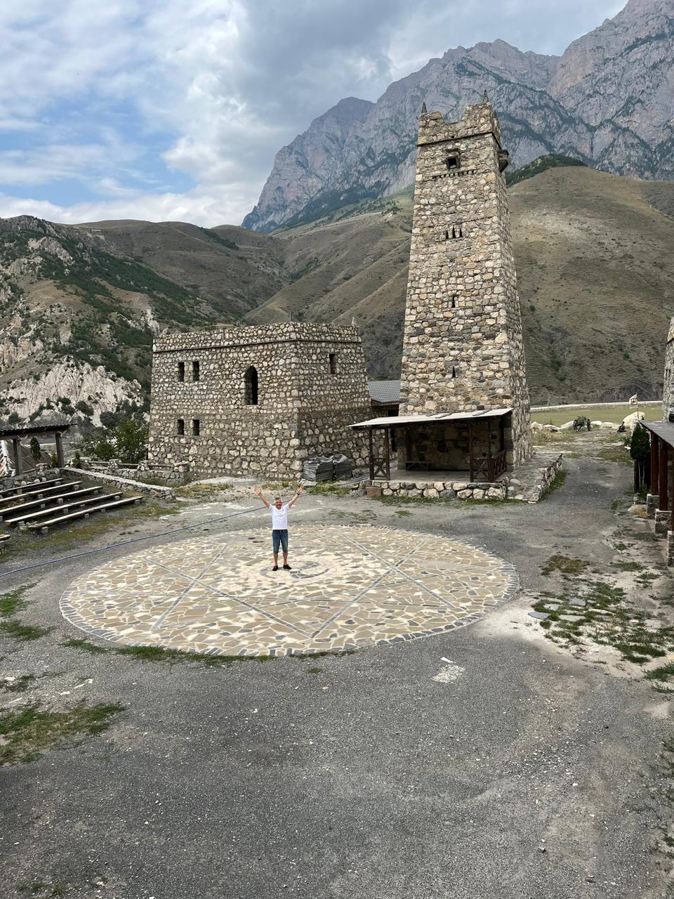 Ол юбкасының астынан кискасын көрсетті.