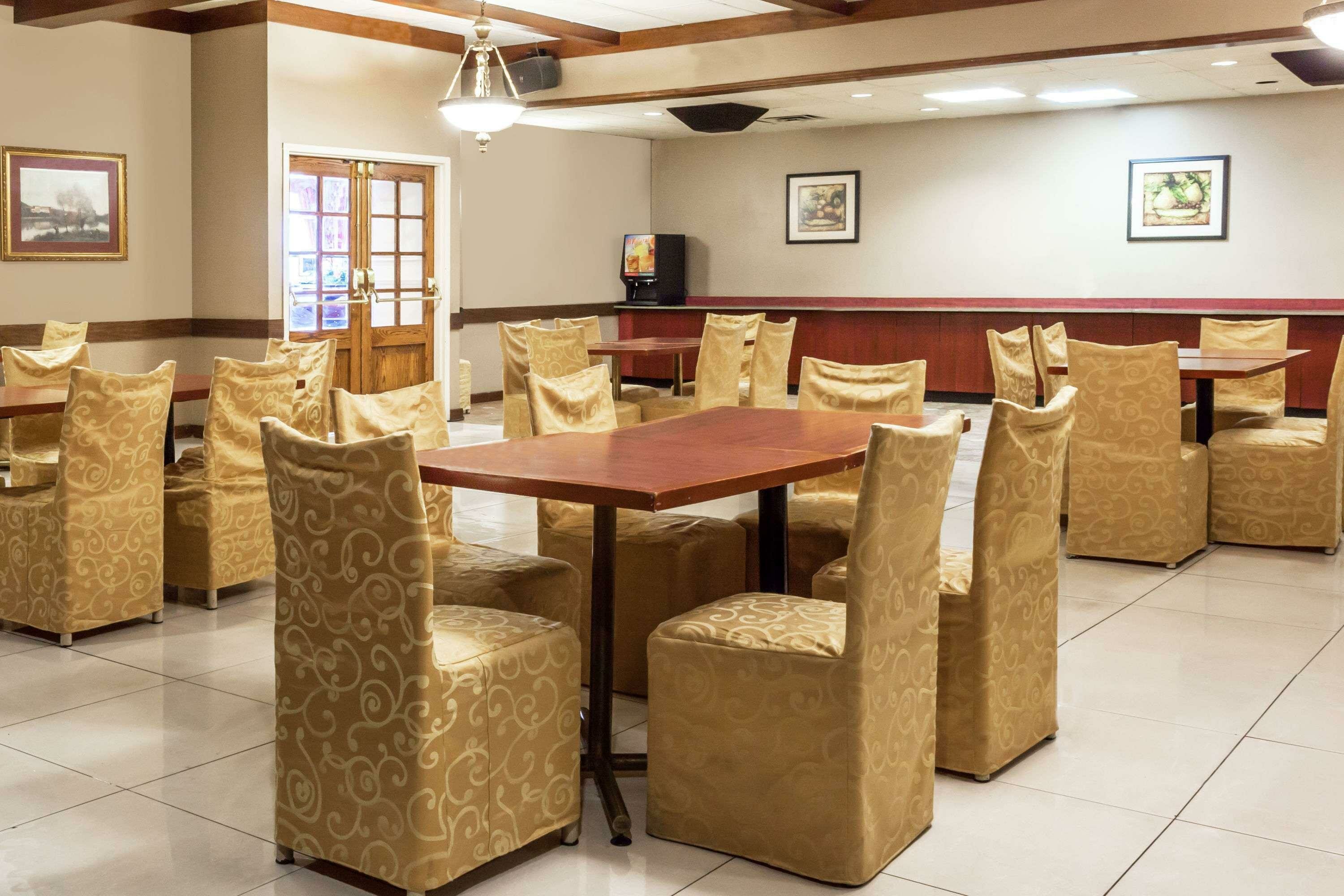 Фото Knights Inn Toronto East