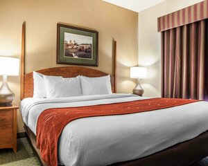 Гостиница Comfort Suites Milwaukee Airport