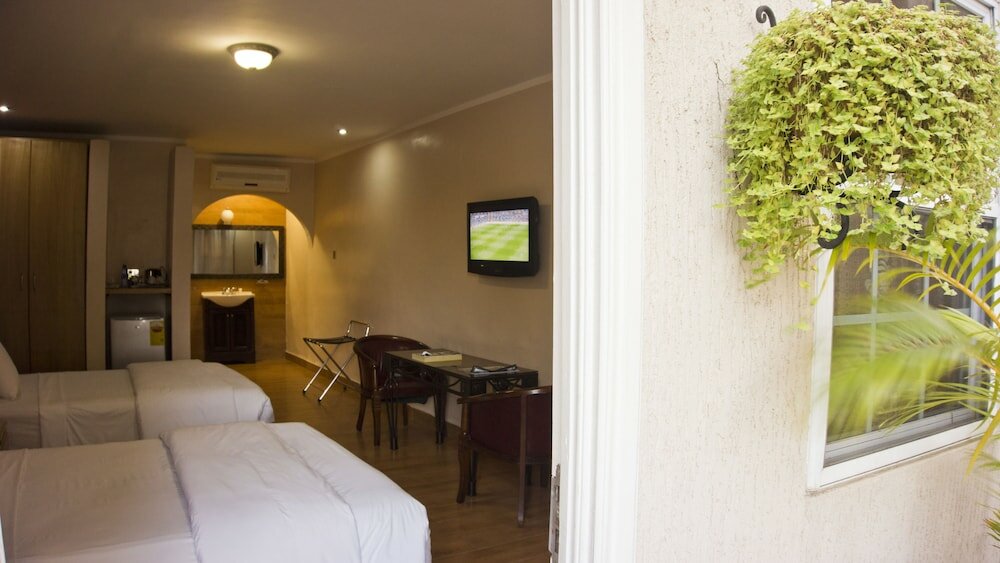 Фото Tropical Enclave Hotel