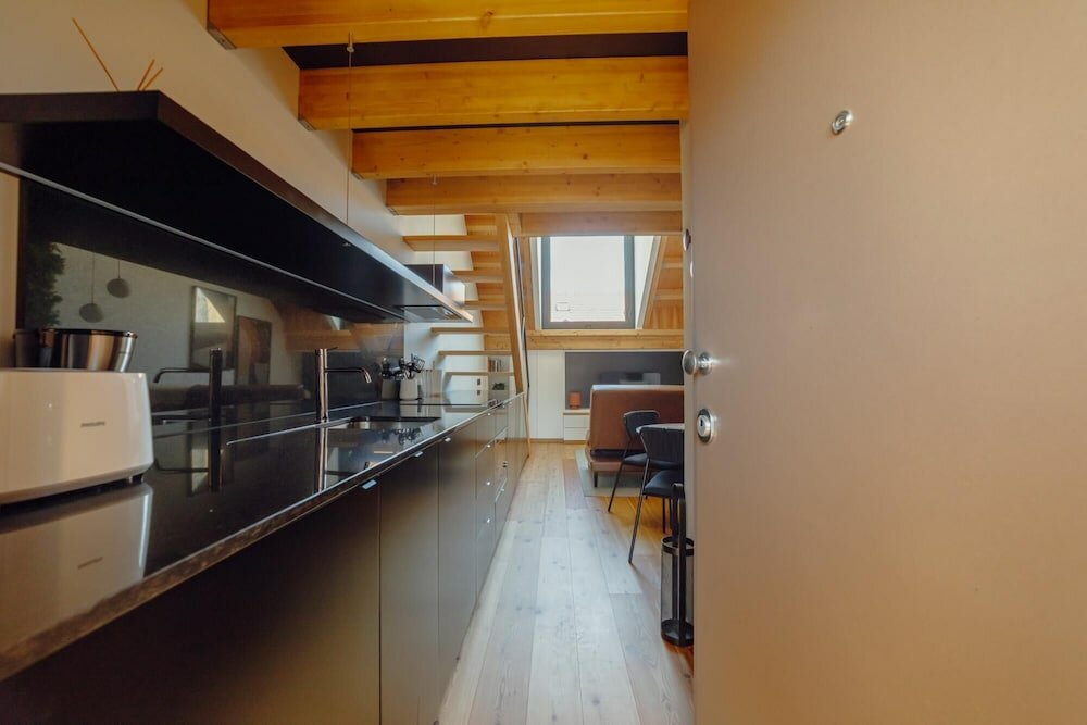 Фото Elegant Downtown Apartment