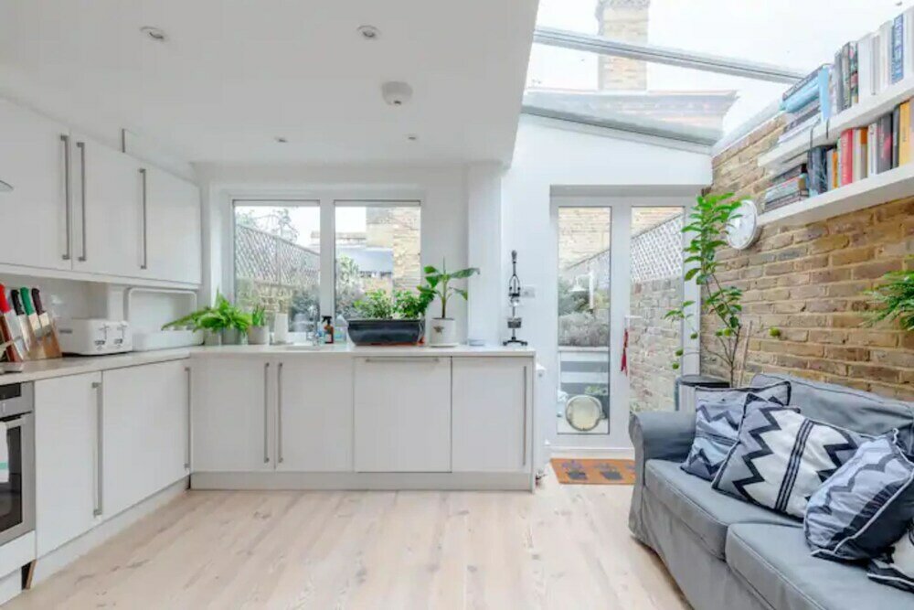 Фото Beautifully Designed 2bd House - by Queen's Park!