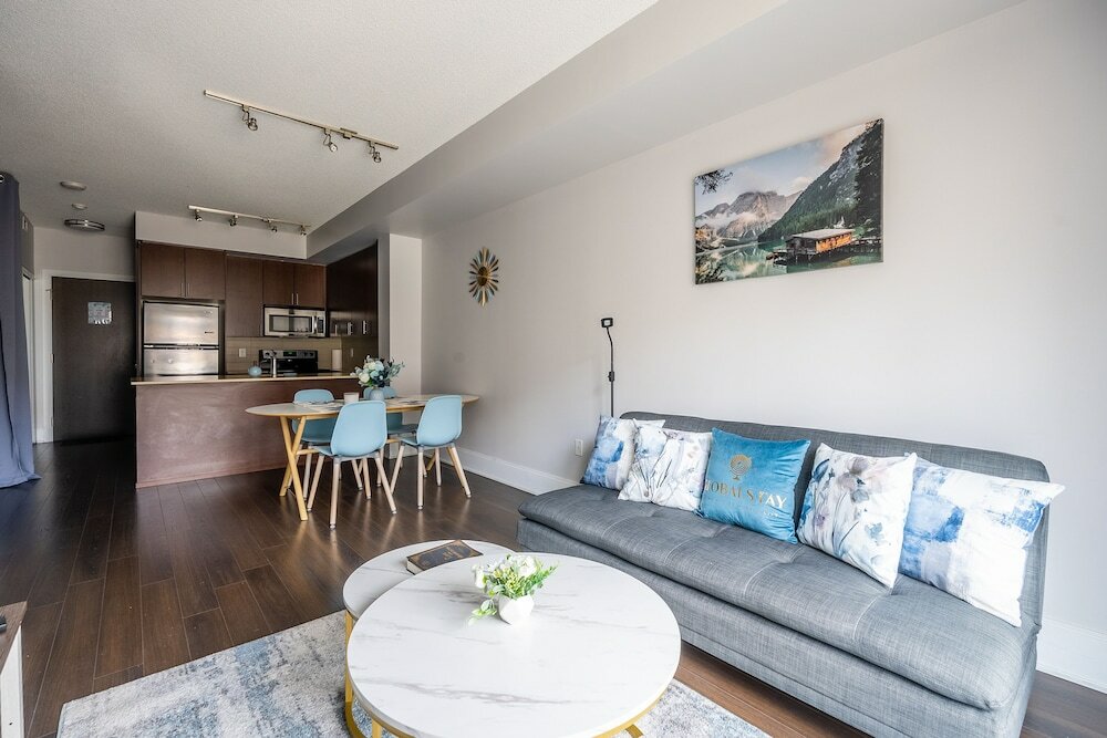 Фото Beautiful Condos In Heart of Downtown