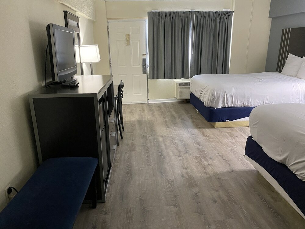 Фото Red Carpet Inn & Suites