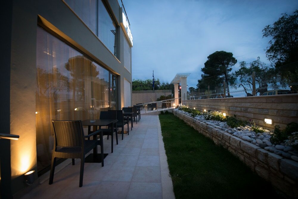 Фото Mantinia Bay Hotel