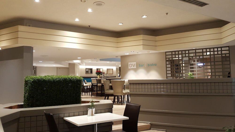 Фото Toronto Don Valley Hotel and Suites