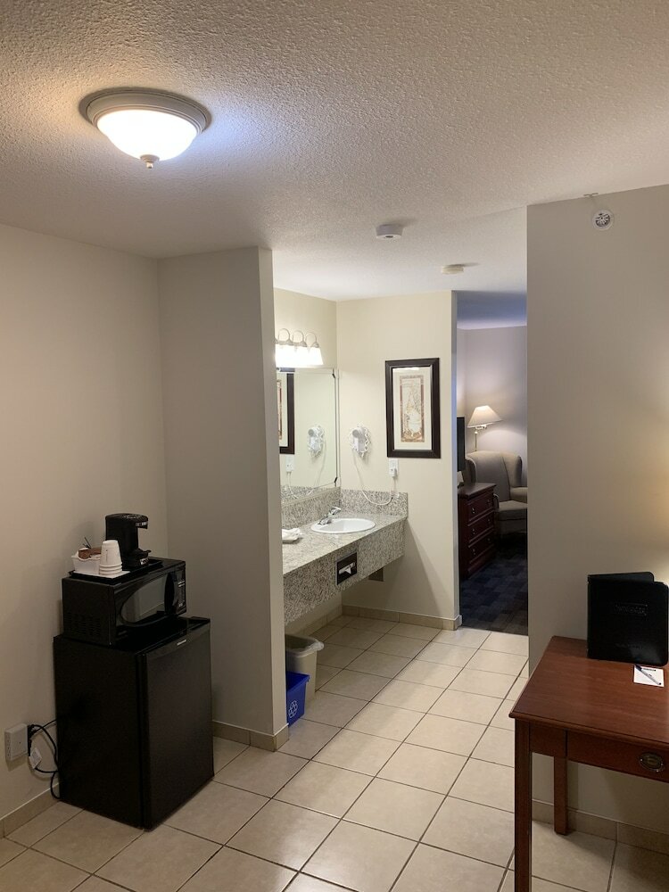 Фото Travelodge by Wyndham Stony Plain