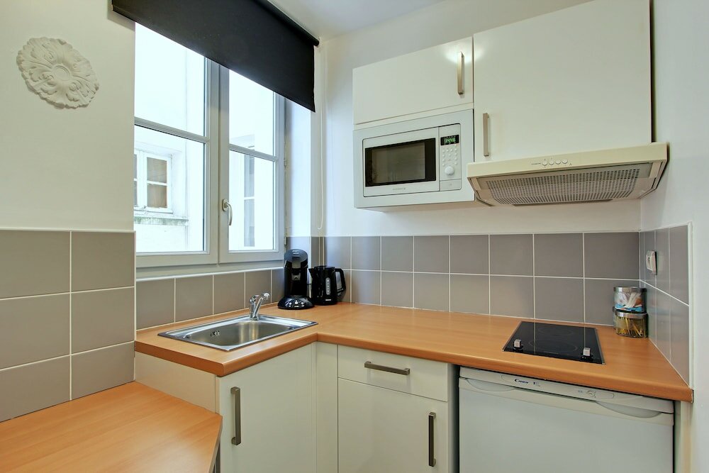 Фото Short Stay Group Museum View Serviced Apartments