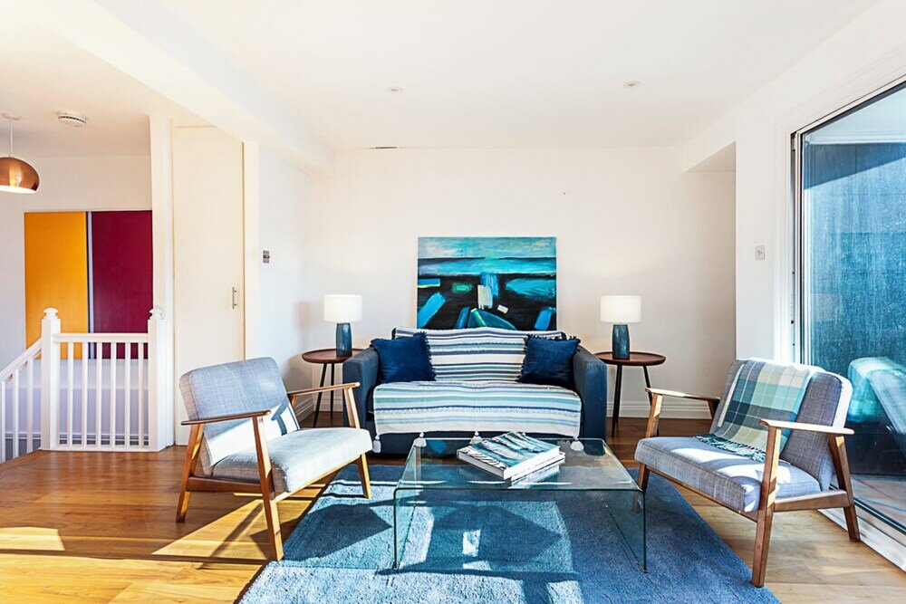 Фото Three Bedroom Kensington Flat