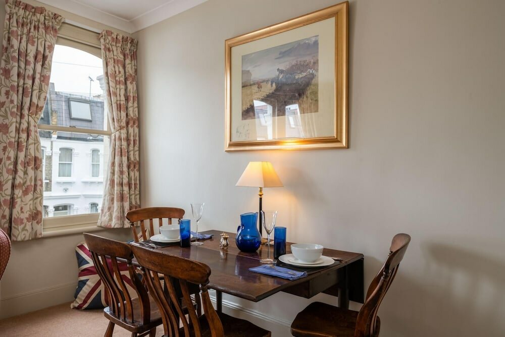 Фото Traditional Fulham Home Close to the River Thames