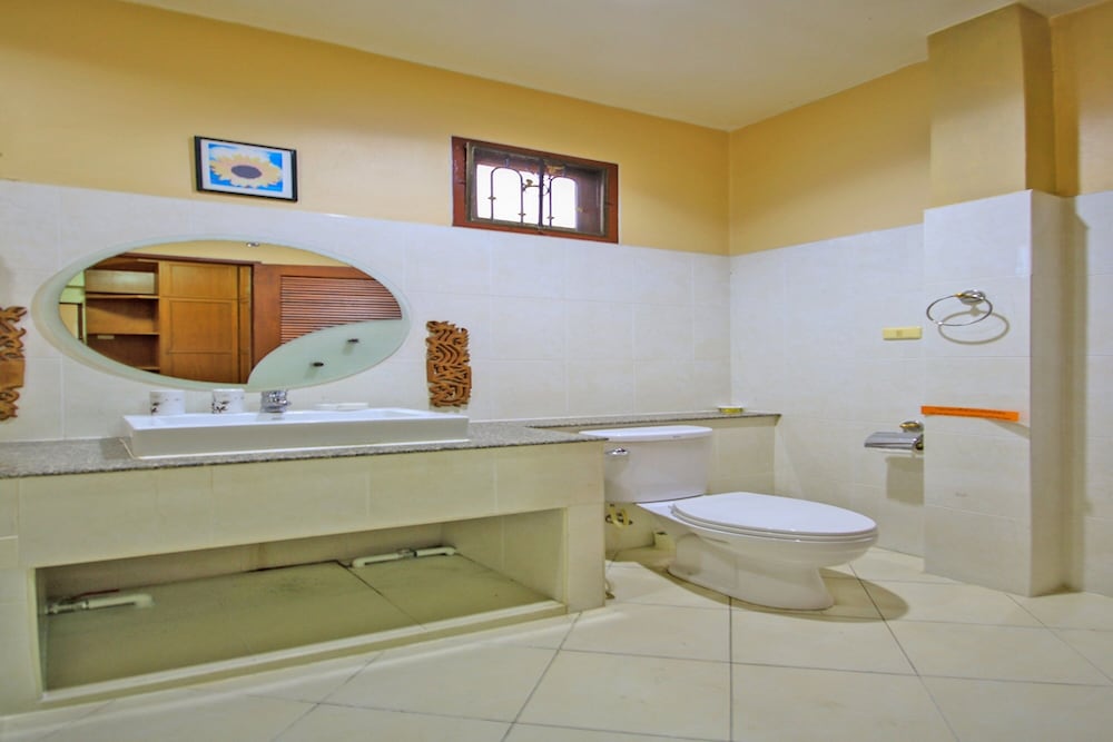 Фото Oyo 1117 Phuket Airport Suites