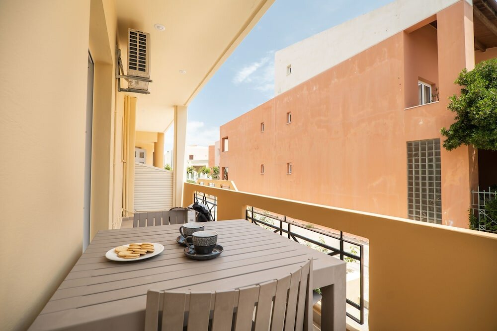 Фото Manos Beachside Apartments