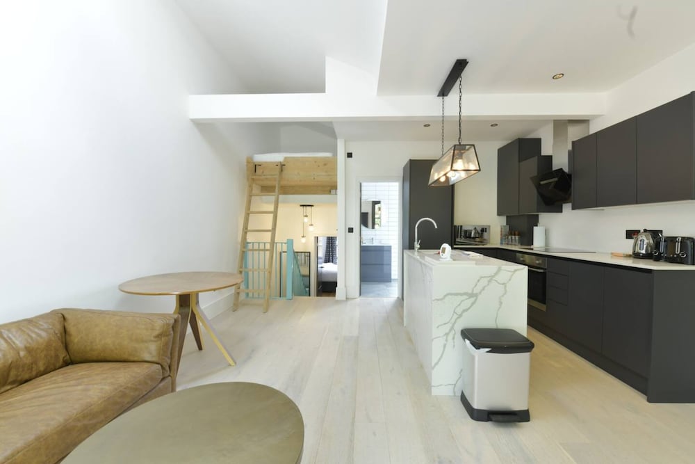 Фото Contemporary 2 Bedroom Apartment on Columbia Road