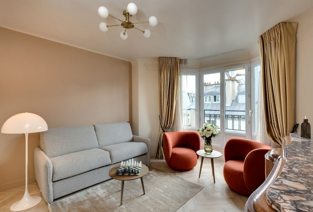 Фото Artemisia Montmartre