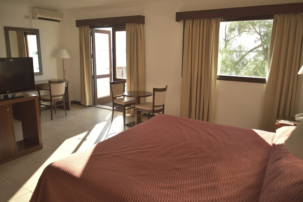 Фото Howard Johnson by Wyndham Express Inn Ituzaingo