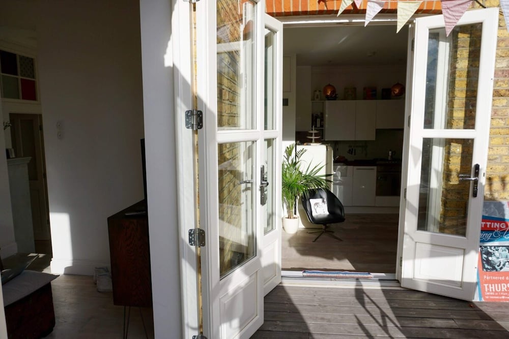 Фото Beautiful Canalside 1-bedroom Flat With Terrace