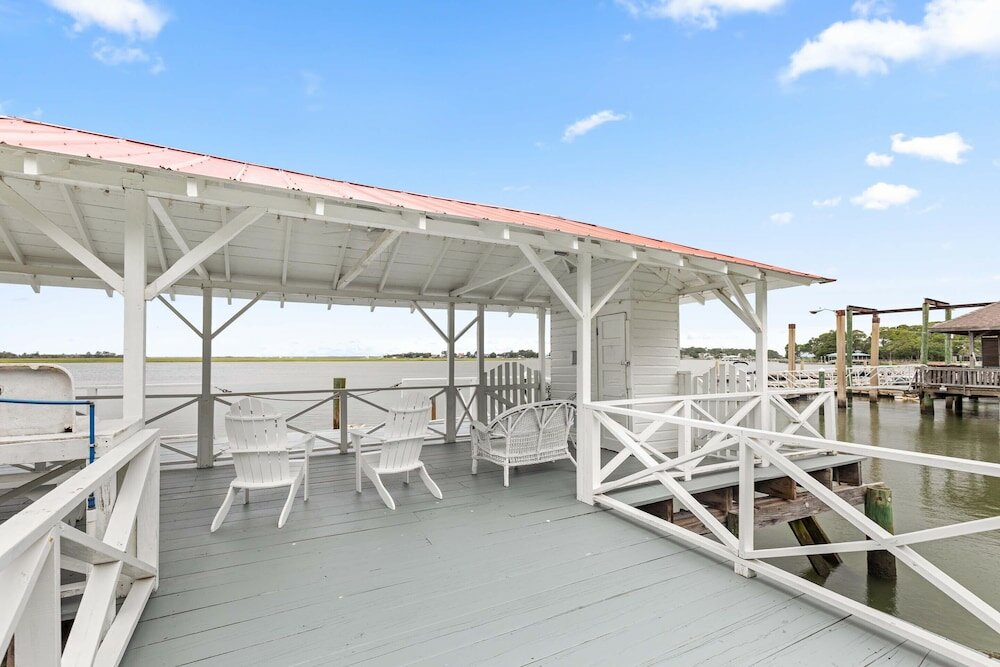 Фото 1401 Chatham Ave