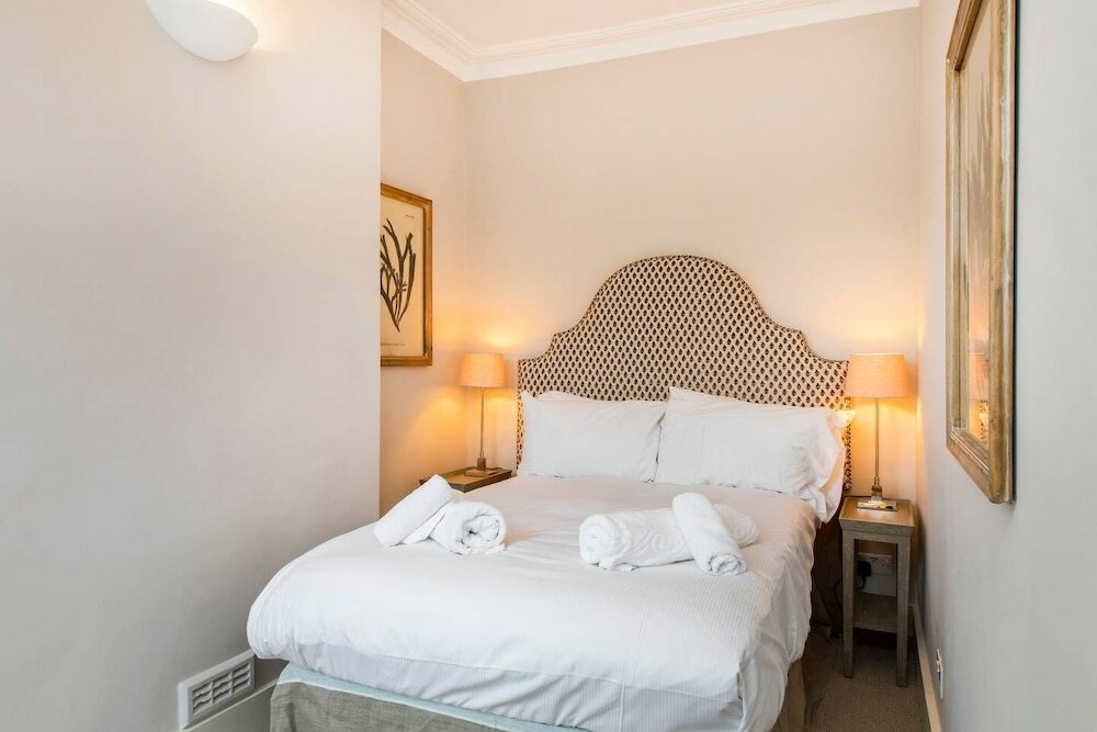 Фото Delightful 2-bed Home, Fulham