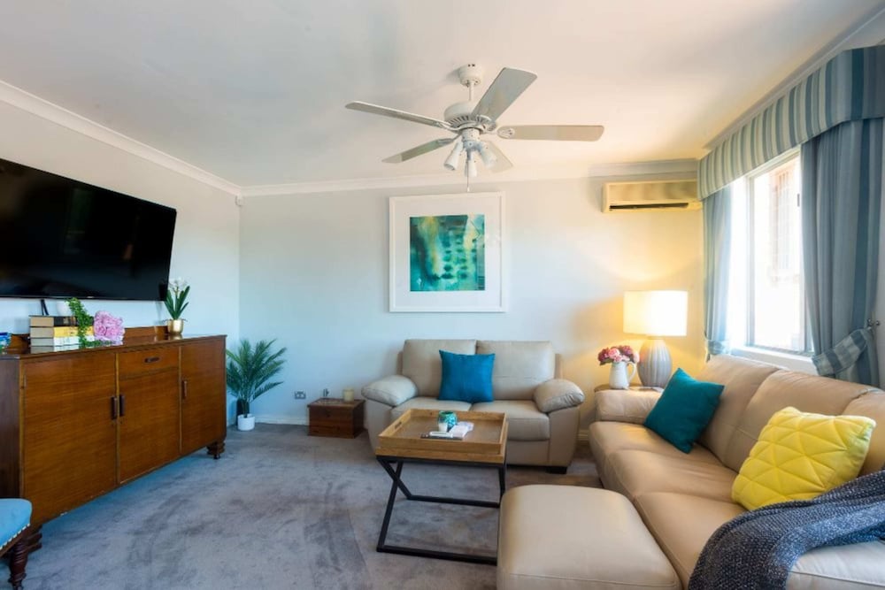 Фото Character 3 Bedroom Home With Pool and Balcony