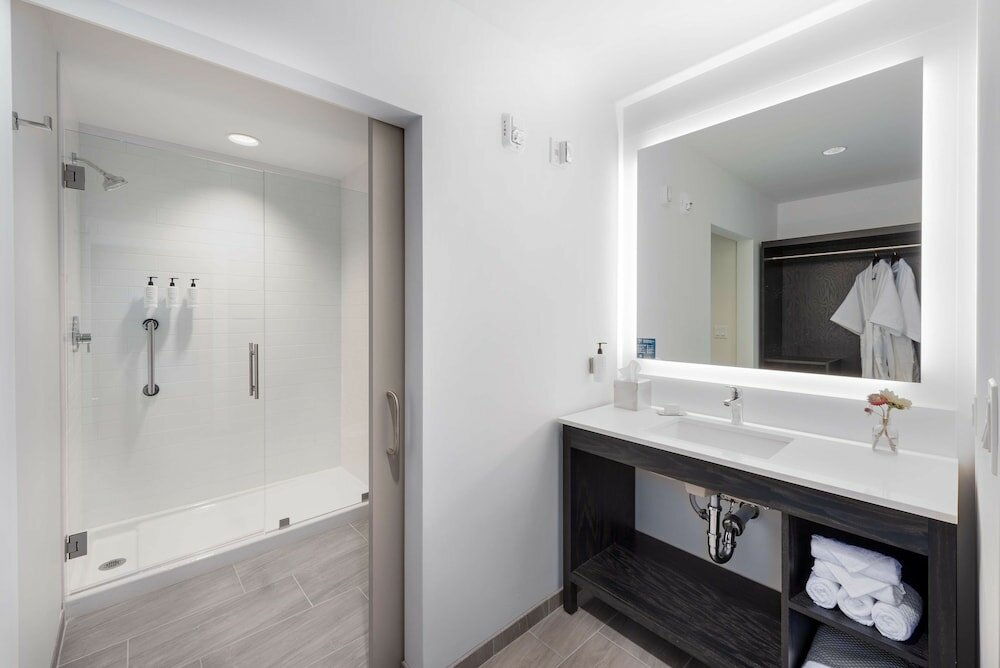 Фото Holman Riverfront Park Hotel Salem, Tapestry by Hilton