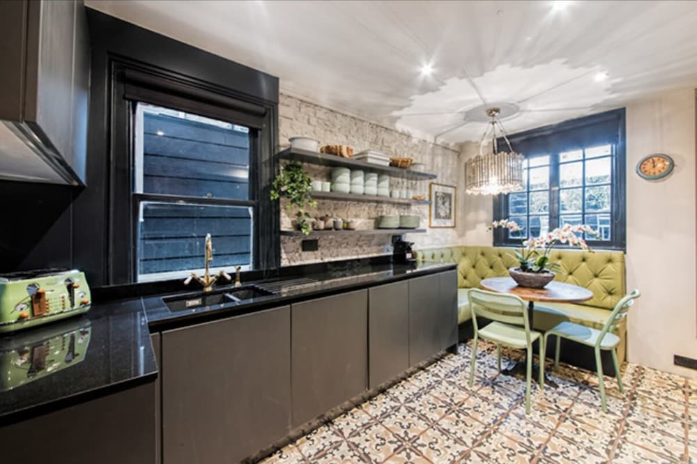 Фото Newly Renovated Two Bedroom Kensington Flat