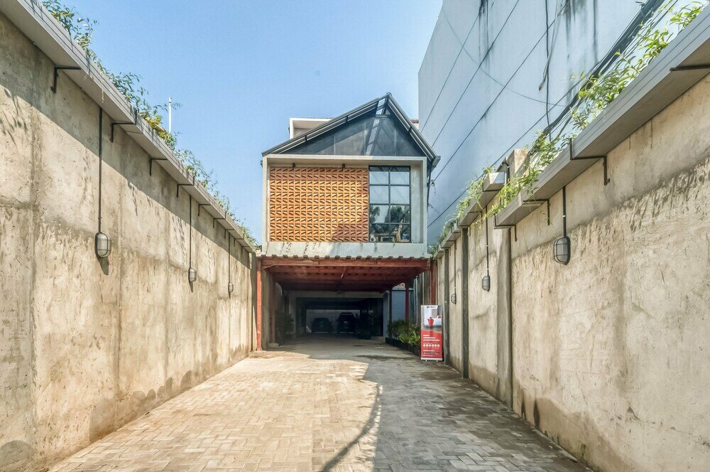 Hotel RedDoorz Plus near Gandaria City Mall 2, Jakarta, photo