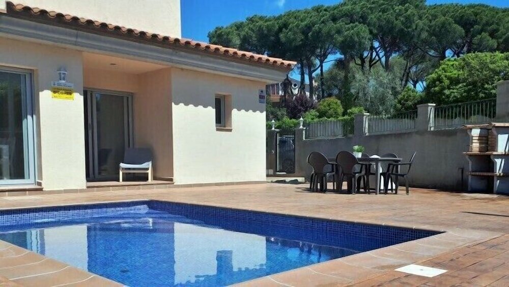 Фото Chalet con piscina y vistas a 10min de la playa de Blanes