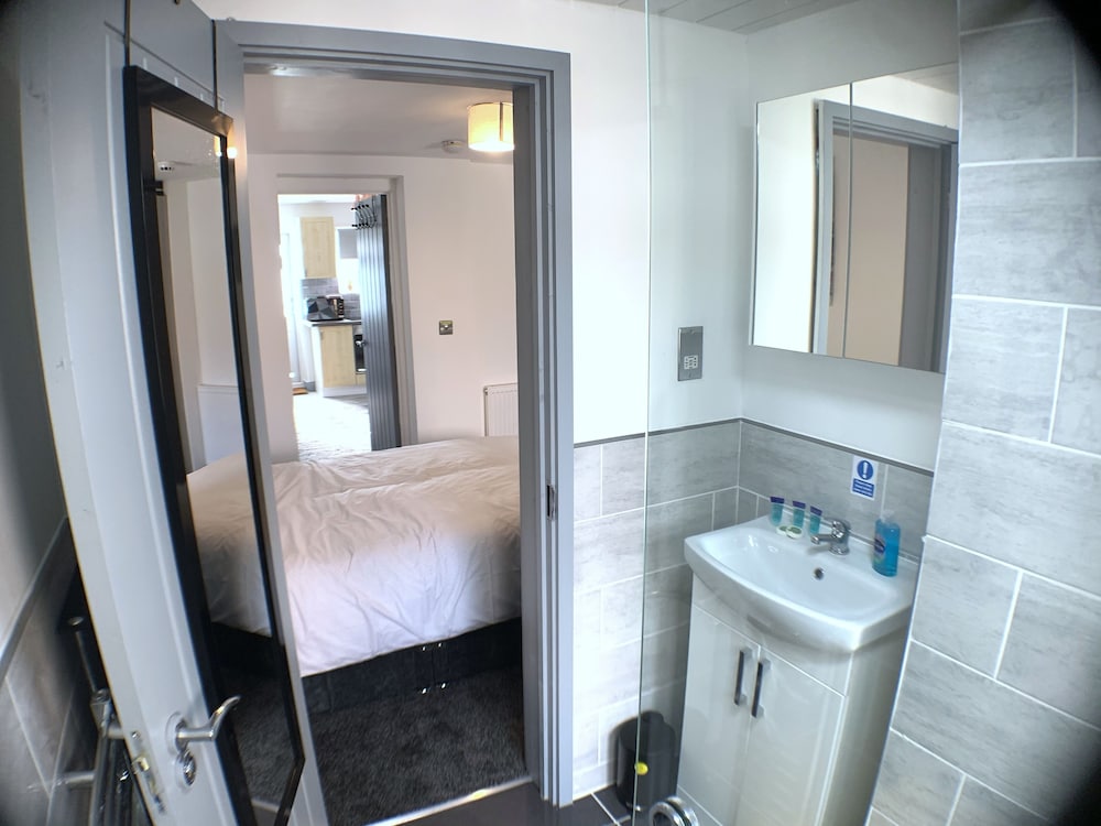 Фото Grand Central Budget Modern Apartments