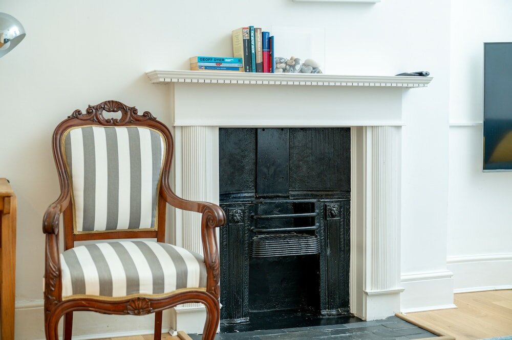 Фото Altido Elegant 4 Br House W/Deskspace, Moments From Angel