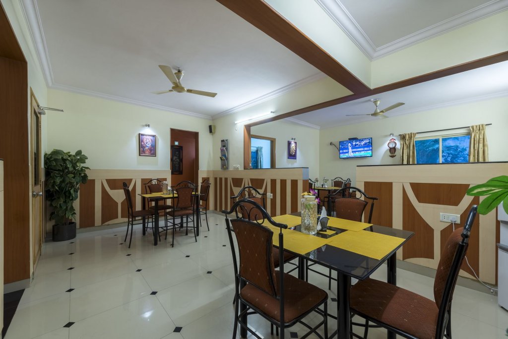 Фото Hotel Raj Comforts - Golf View