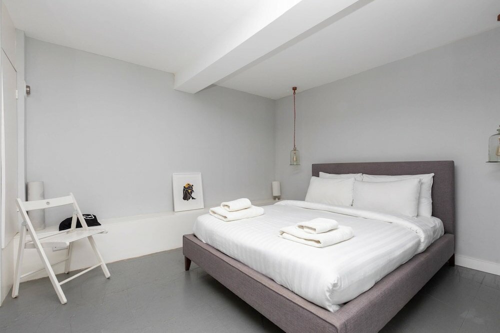 Фото Stylish 2 Bedroom Converted Victorian Storefront