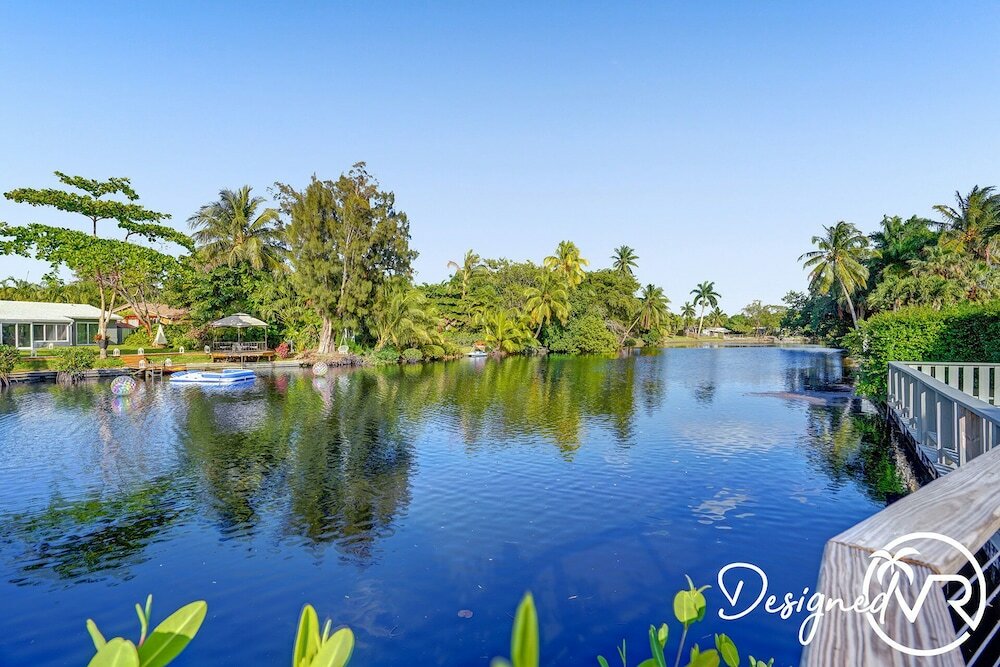 Фото Stunning Waterfront 3br with Heated Pool