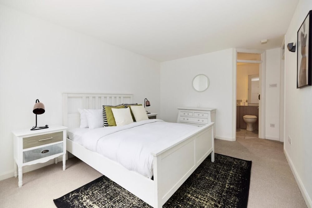 Фото The London Nest - Trendy 3bdr House