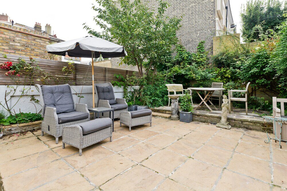 Фото Spacious Family House With Garden Near Battersea Park by Underthedoormat