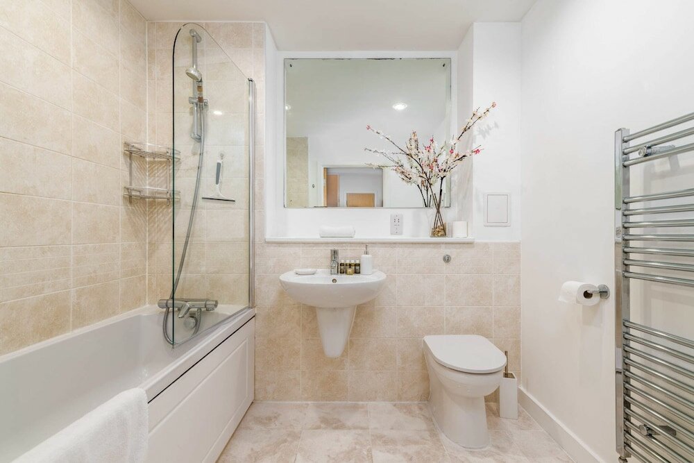 Фото Swanky Stratford Duplex Apartment