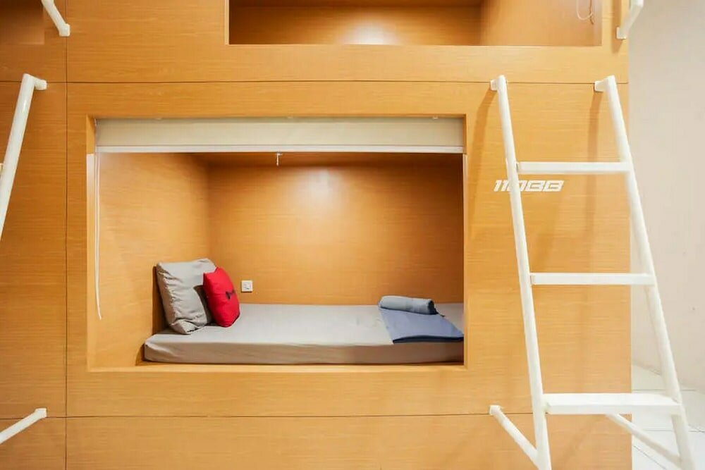 Фото RedDoorz Hostel near Taman Puring