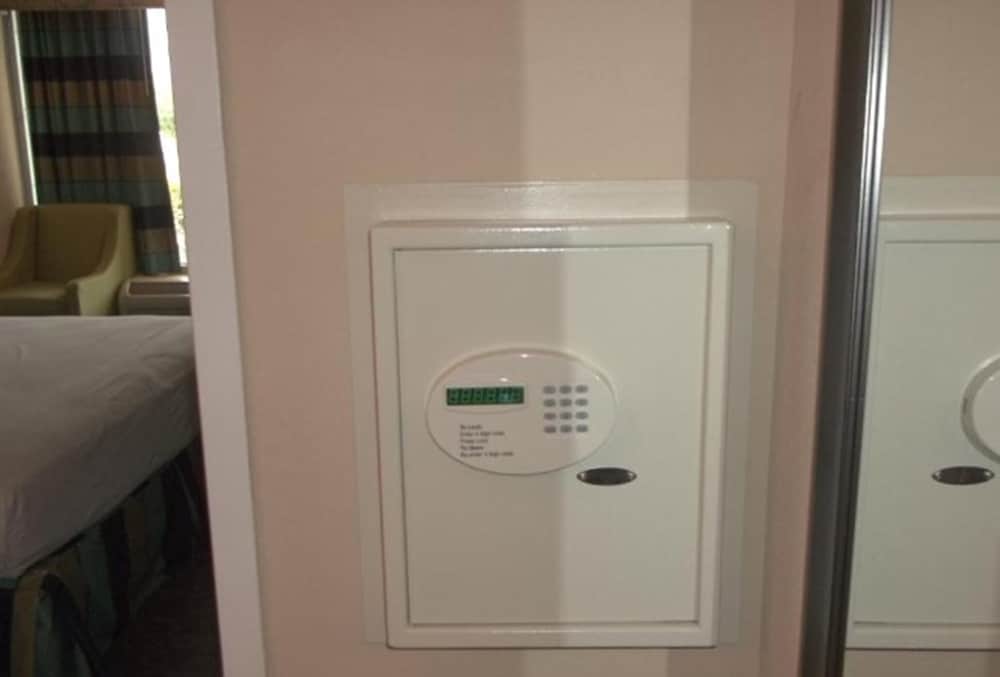 Фото Days Inn by Wyndham Fort Lauderdale Airport Cruise Port