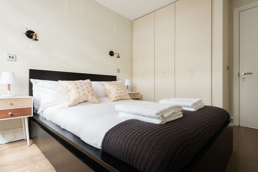 Фото The Oxford Street Retreat - Modern 3bdr in 2 Apartments
