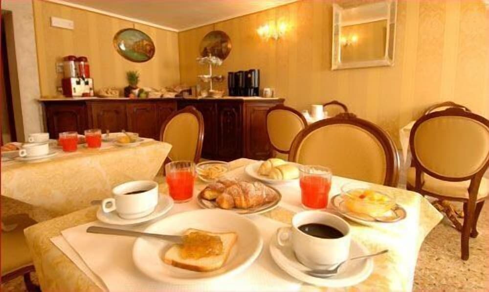 Фото Hotel Canal