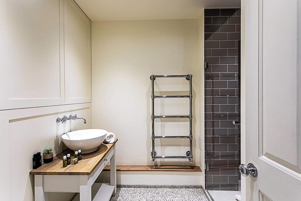 Фото Fulham Serenity: Your Charming 2-bed Retreat