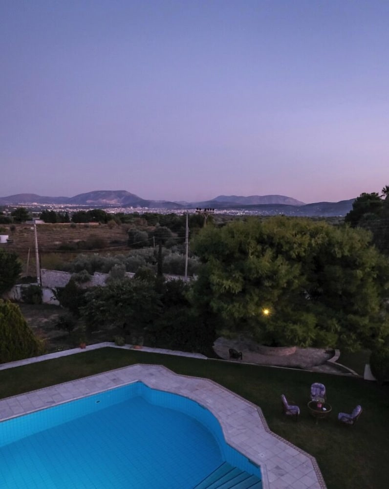 Фото Sublime Luxurious homm Villa in Paiania