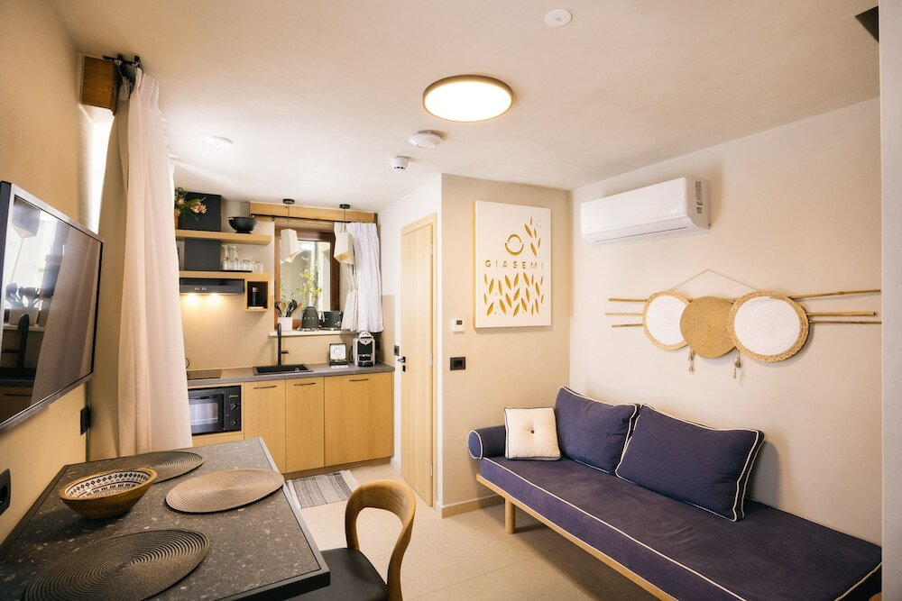 Фото Mirthea Suites