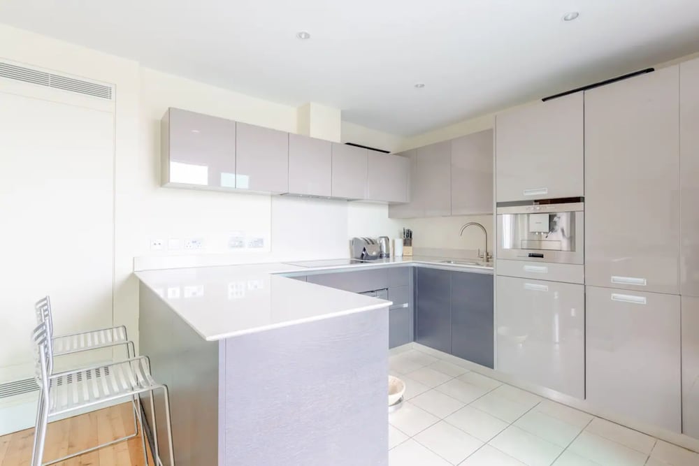Фото Gorgeous 3 Bedroom Flat in Vauxhall With City Views
