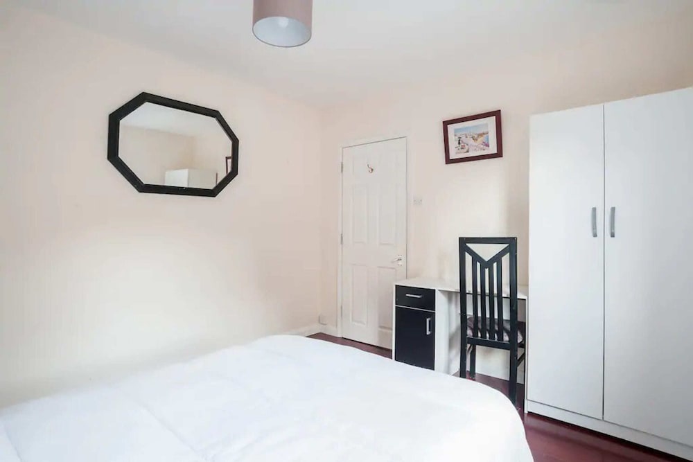 Фото Modern and Homely 2 Bedroom by Canary Wharf