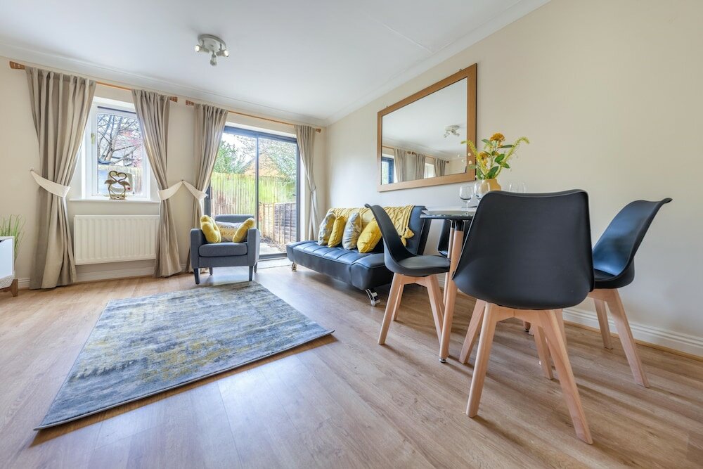 Фото Pierocks Wickets Luxury Entire House, Free Parking and Wi-fi in Maidenhead