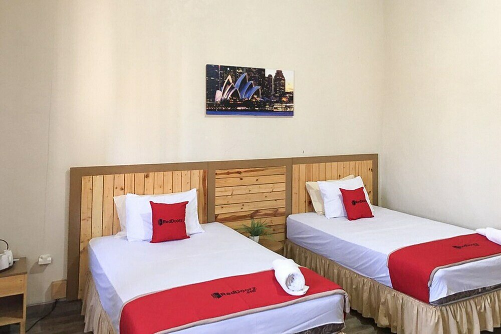 Фото RedDoorz Plus Syariah near Alun Alun Sampang