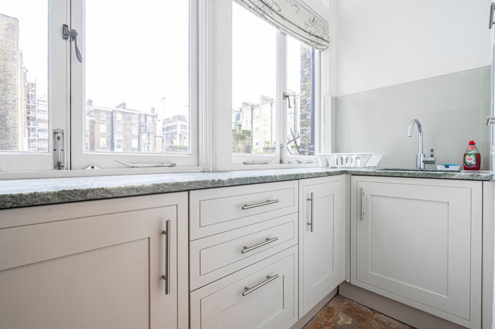 Фото Beautiful Belgravia Apartment by Underthedoormat