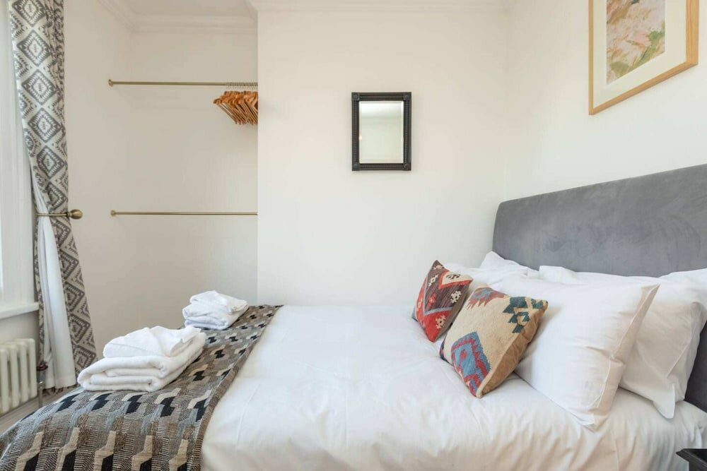 Фото Light and Spacious 1 Bedroom Maisonette - Brockley